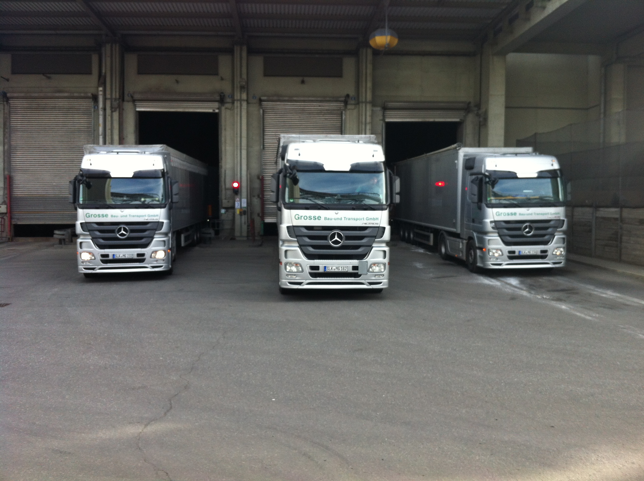 Mercedes Actros MP3 beim Entladen in der Müllverbrennungsanlage